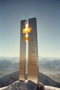 Das Kreuz wurde zum Gipfel getragen (Foto: T.Herramhof)