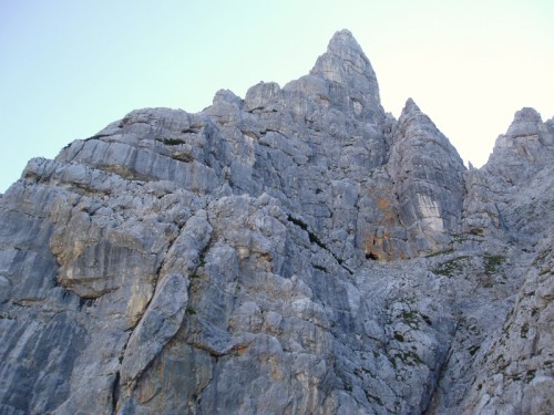 Unter der "Drei-Seppn-Passage" und dem Turm der klassischen "NW-Kante"