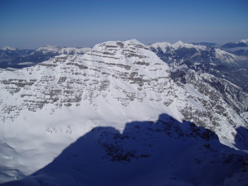 Blick vom Gipfel zum Breithorn mit seiner schon befahrenen Ostflanke
