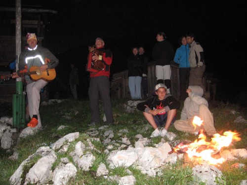 Auch am Feuer wird musiziert und gesungen