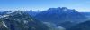 Der Loferer Steinberg von Nordwesten. Das Strubtal mit Waidring trennt ihn von der Waidringer Steinplatte (vorne links). Im Hintergrund Hochkalter, Hocheis und der Gr.Hundstod.