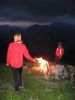 Kinder wachen ber ihrem Feuer
