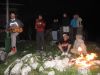 Auch am Feuer wird musiziert und gesungen